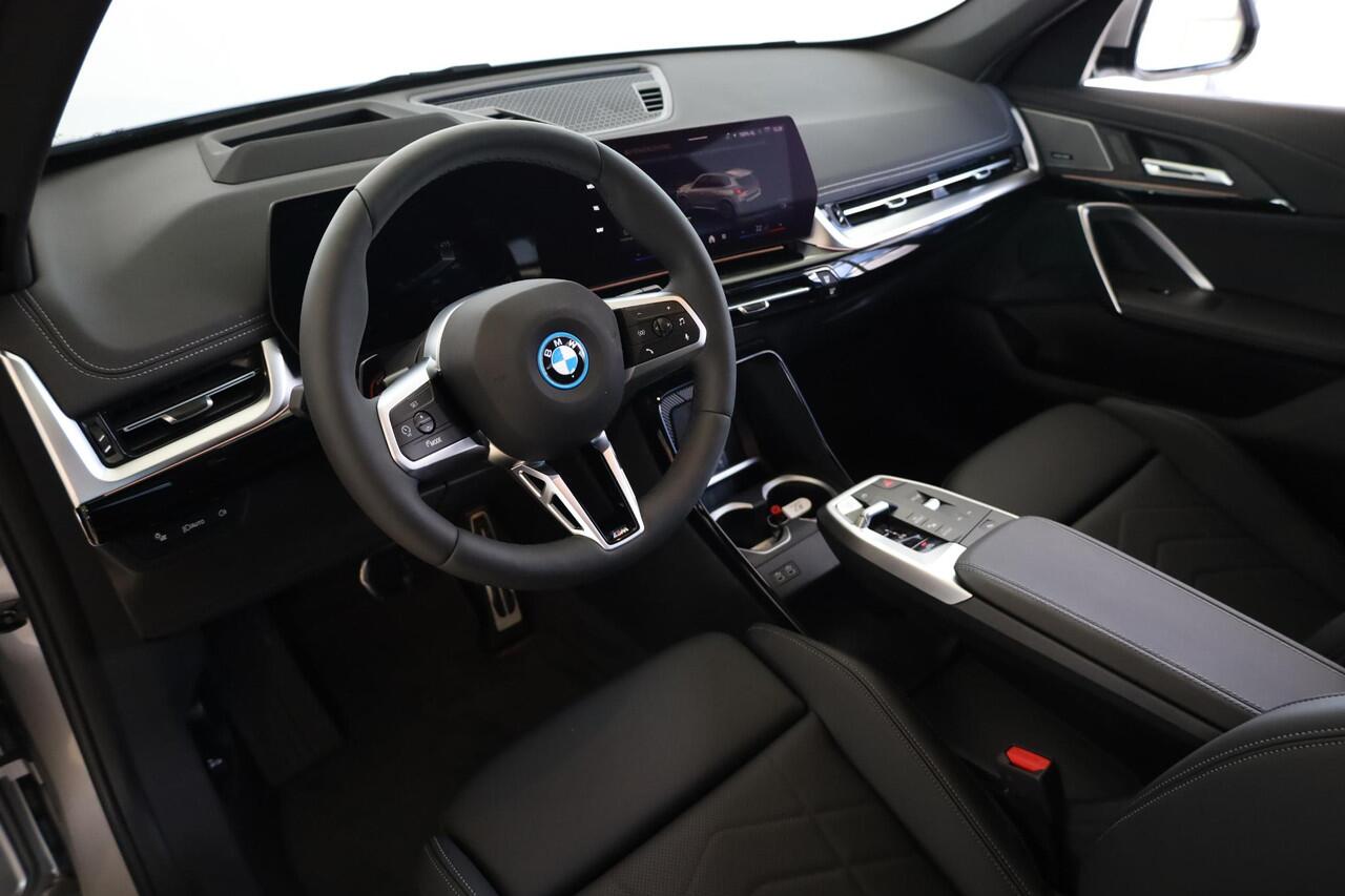 BMW iX1 eDrive20 M Sportpakket Pro | Head-Up Display | Panoramadak | Elektr. Trekhaak