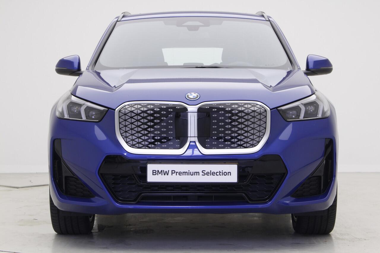 BMW iX1 eDrive20 67 kWh M-Sport | Panorama | 19" | Trekhaak | Premium Pack | Nu voor 45.895,-