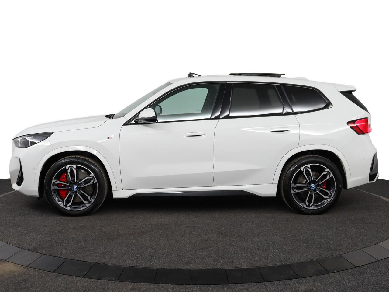 BMW iX1 eDrive20 67 kWh | M Sportpakket Pro | Comfort Access | Panoramadak | Harman-Kardon | Achteruitrijcamera | M Adaptief onderstel | Verwarmde Voorstoelen