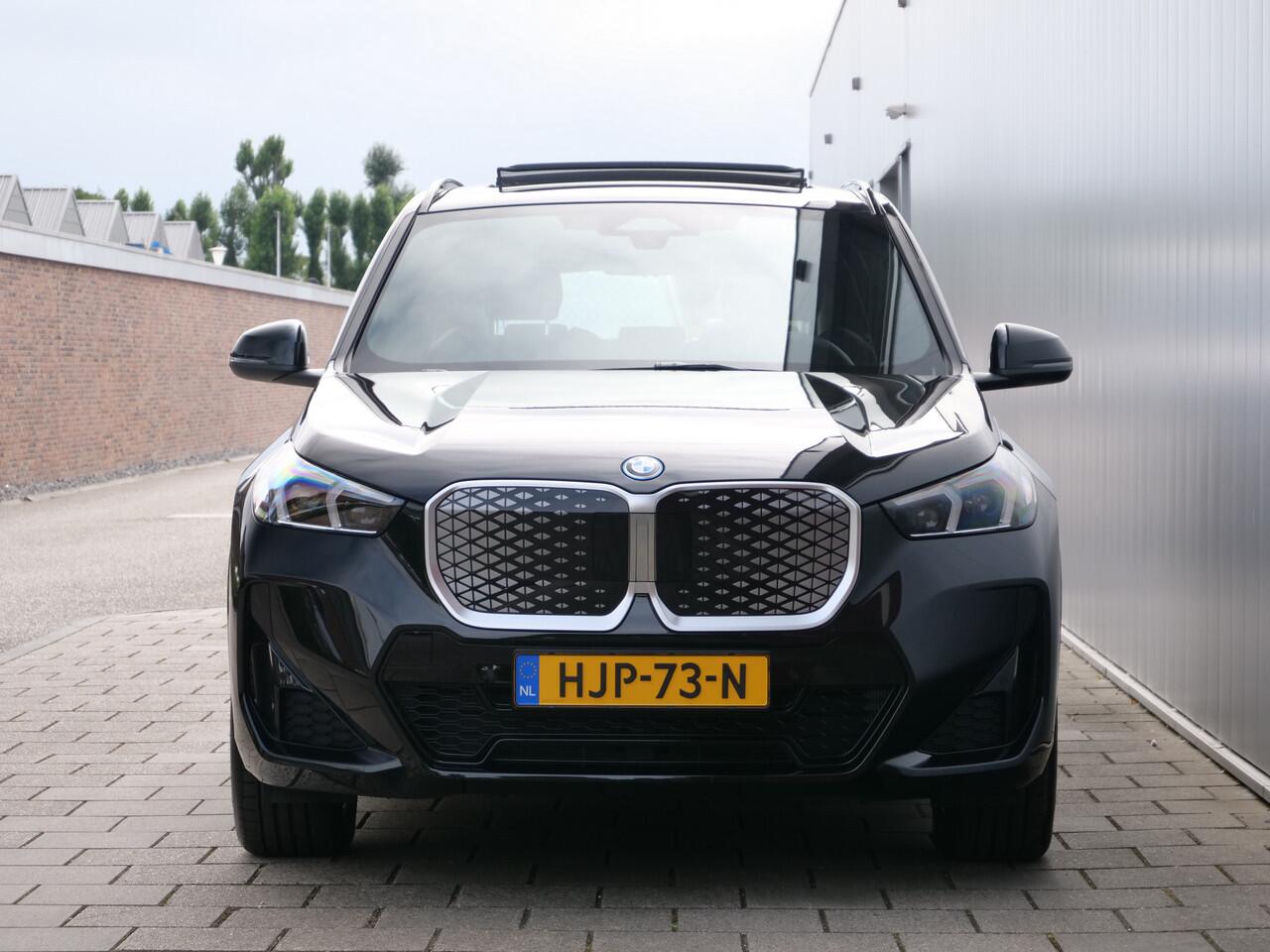 BMW iX1 eDrive20 67 kWh 204 Pk M-sport pakket Pano-dak / Trekhaak / DAB / Navi / Apple Carplay