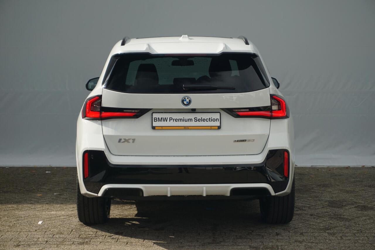 BMW iX1 eDrive20 M Sport Pro | Trekhaak / Head-up / Harman Kardon / Comfortstoelen Elektrische Stoelen met geheugen + Massagefunctie / Rondomzicht camera / Cruise control adaptief