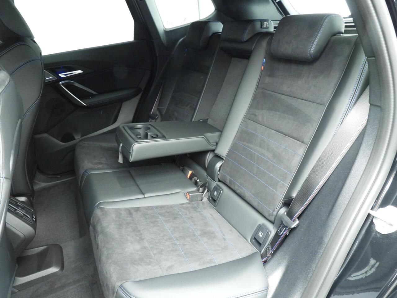 BMW iX1 eDrive20 M-Sportpakket / Trekhaak / Panoramadak / Harman-Kardon / Getint glas / Alu wielen 19 inch