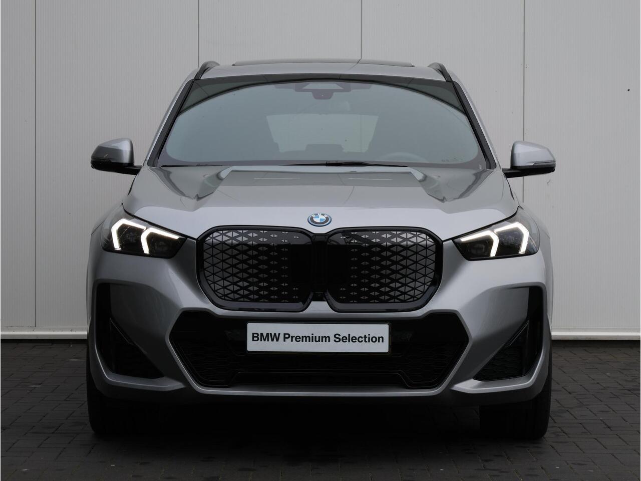 BMW iX1 eDrive20 67 kWh M Sport Edition M Sportpakket Pro/ Verwarmd Stuurwiel/ Comfort Access/ Elektrische Trekhaak/ panoramadak/ Stoelverwarming/ Head-Up/ Harman-Kardon