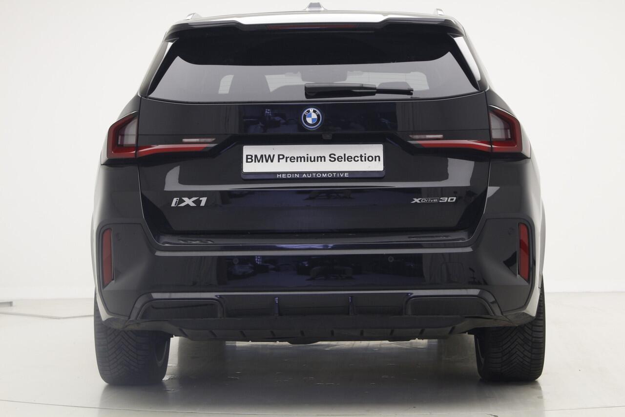 BMW iX1 xDrive30 67 kWh | Panorama | Camera | Harman Kardon | Voorbereiding Driving Assistant Plus | BSI 4jr |