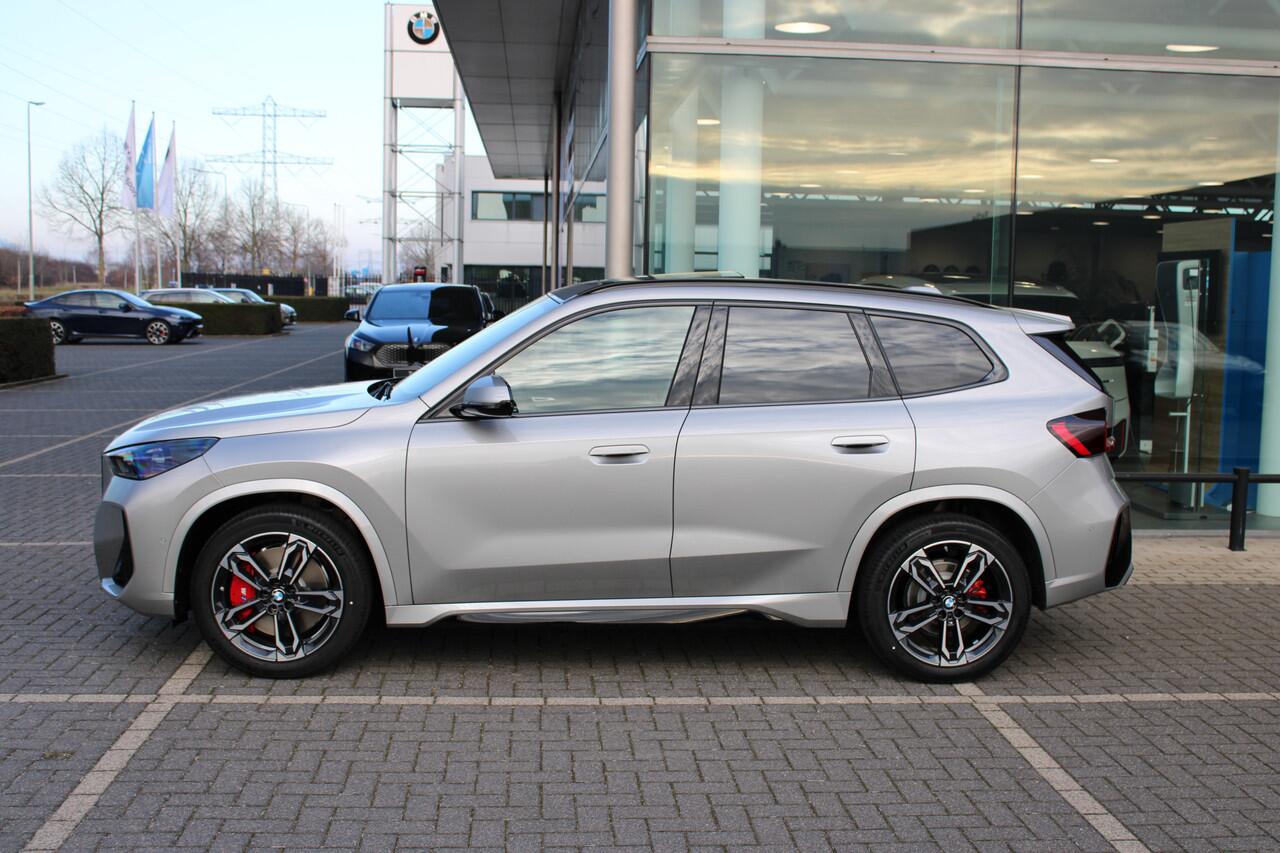 BMW iX1 eDrive20 M Sport / Panoramadak / Trekhaak / Sportstoelen / M Adaptief onderstel / Comfort Access / Head-Up / Adaptieve LED / Parking Assistant Plus