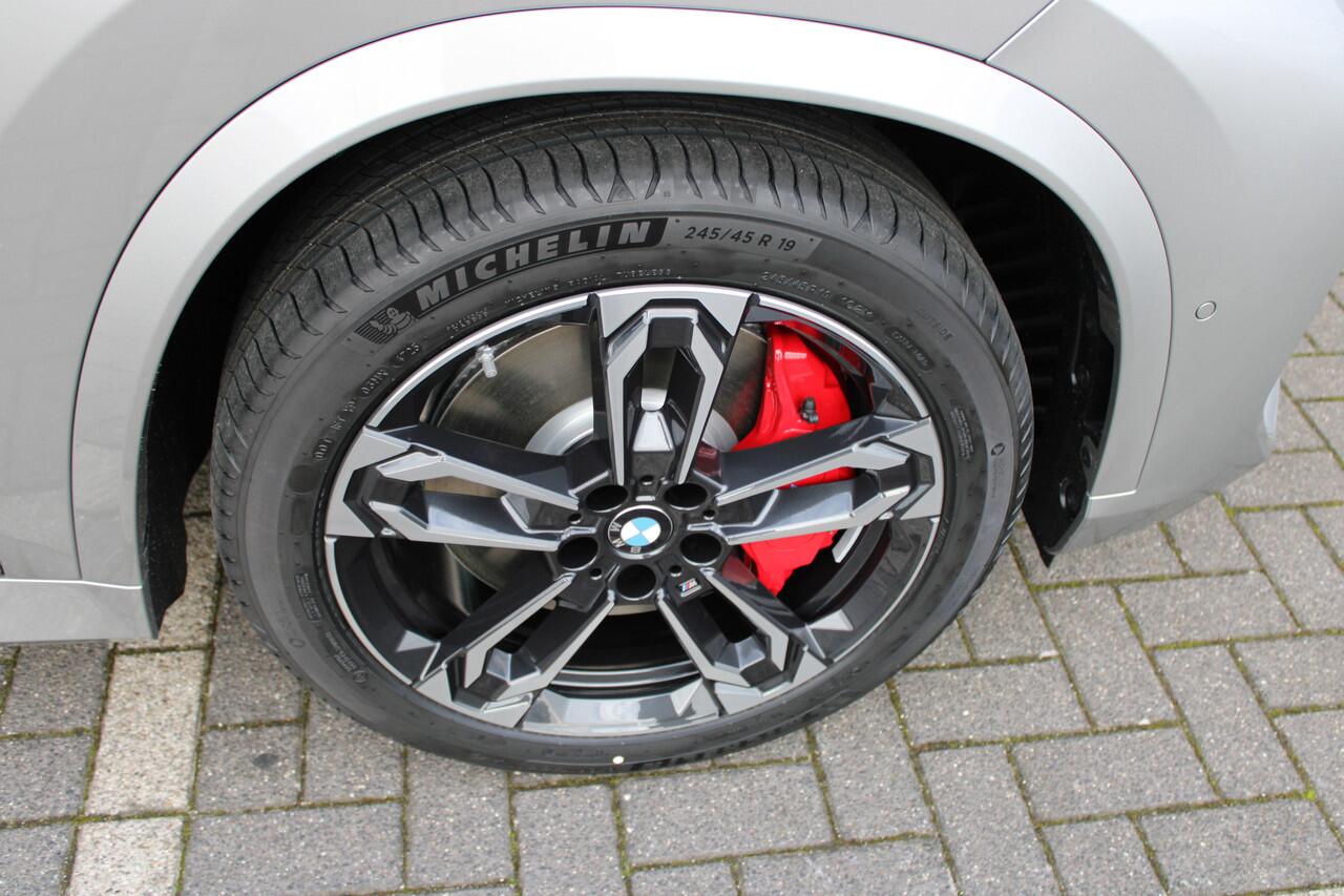 BMW iX1 eDrive20 M Sport / Panoramadak / Trekhaak / Sportstoelen / M Adaptief onderstel / Comfort Access / Head-Up / Adaptieve LED / Parking Assistant Plus