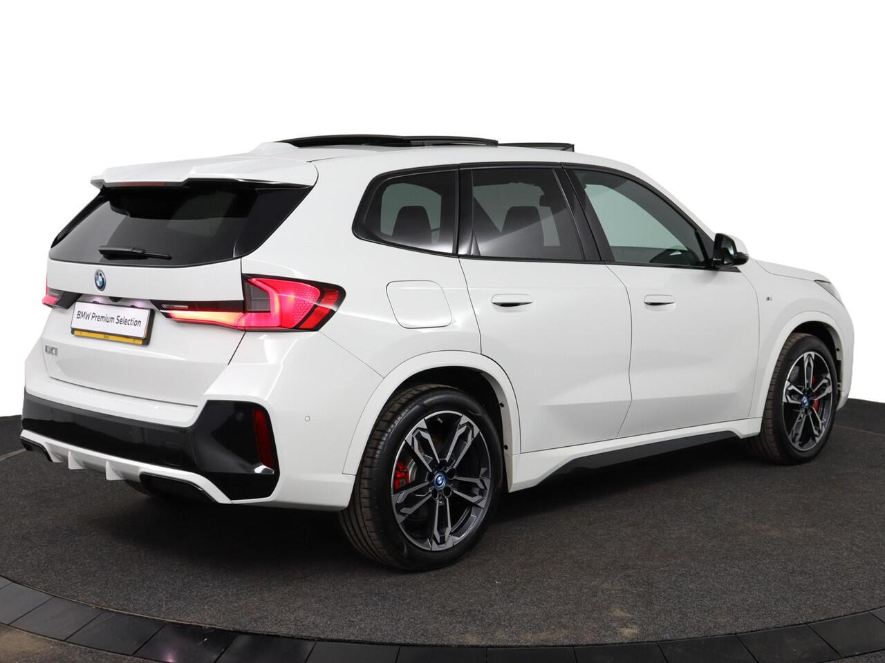 BMW iX1 eDrive20 67 kWh | M Sportpakket Pro | Comfort Access | Panoramadak | Harman-Kardon | Achteruitrijcamera | M Adaptief onderstel | Verwarmde Voorstoelen