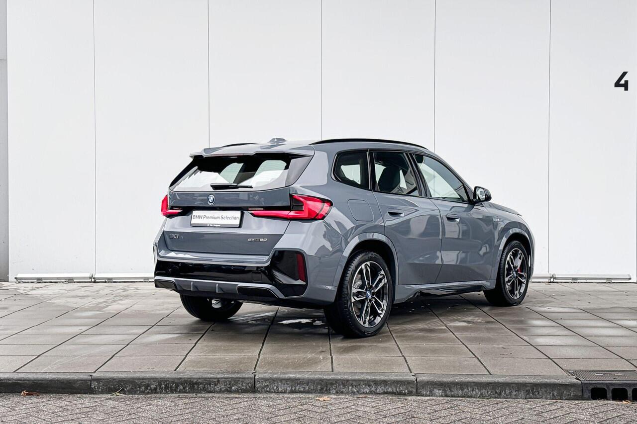 BMW iX1 eDrive20 M Sport Pro / Harman Kardon / Glazen Schuifdak / Head-Up / Driving Assistant Professional / Stoelverwarming / Stuurwielrandverwarming / 19 Inch