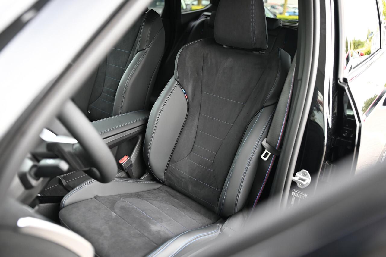 BMW iX1 eDrive20 M Sport / Panoramadak / Trekhaak / Sportstoelen / Achteruitrijcamera / M Adaptief onderstel / Comfort Access / Adaptieve LED