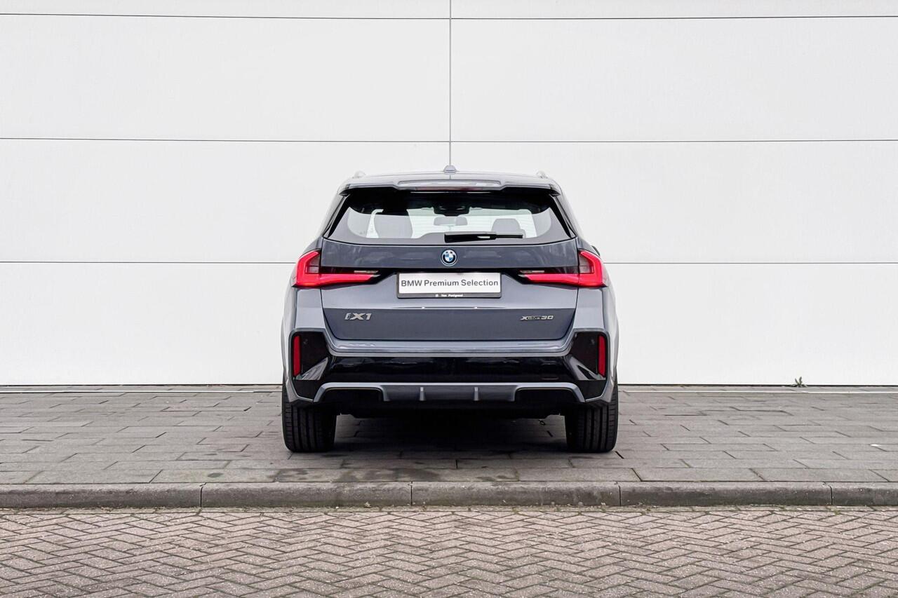 BMW iX1 xDrive30 M-Sport Premium Pack | Selections | M Sport | Stoelverwarming | Driving Assistant Plus | Comfort Access |