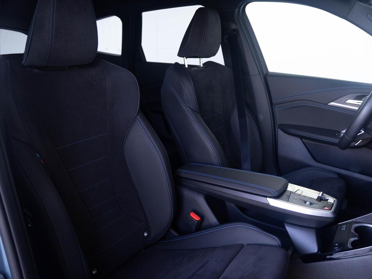 BMW iX1 xDrive30 | M Sportpakket | Parking Assistant | Isofix | Achteruitrijcamera | 18'' | Trekhaak