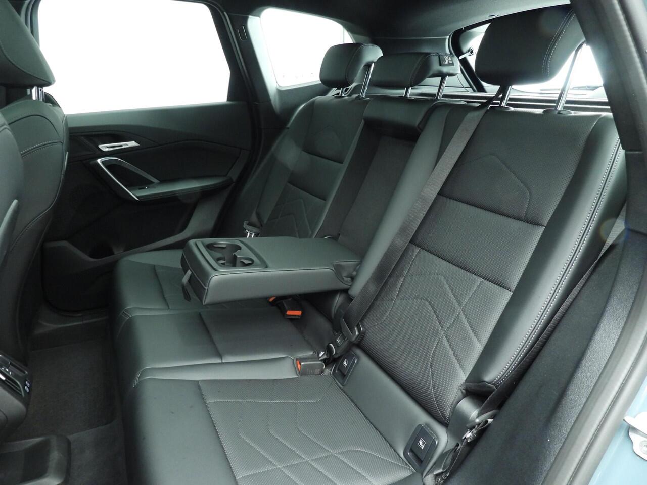 BMW iX1 xDrive30 | M-Sportpakket | LED | Leder | Navigatie | Schuifdak | Stoelverwarming | DAB | Alu 19 inch