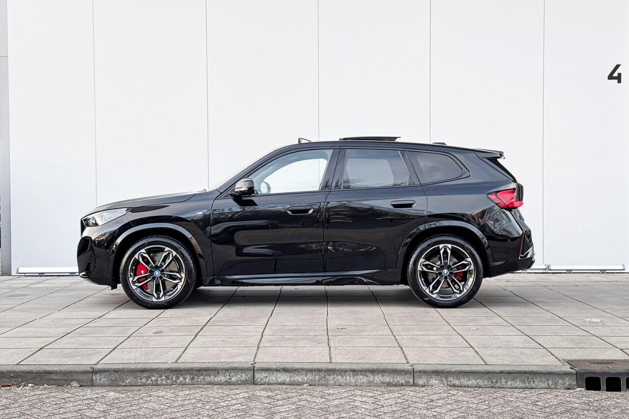 BMW iX1 xDrive30 M-Sport / Driving Assistant Professional / Glazen Schuifdak / Parking Assistant Plus / Head Up / Trekhaak Zwenkbaar / 19 Inch