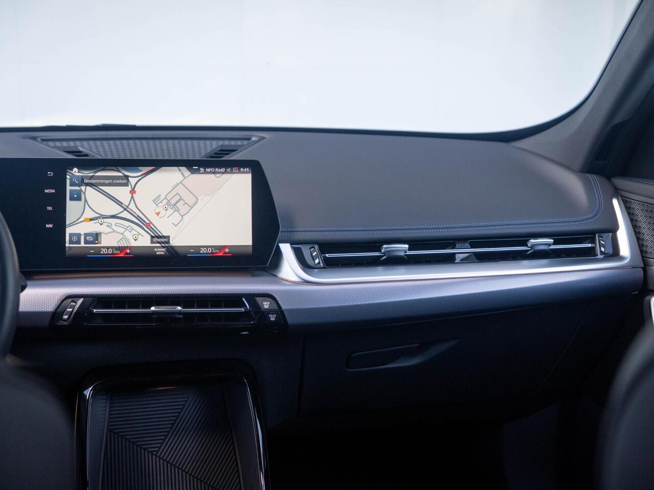 BMW iX1 xDrive30 | M Sportpakket | Parking Assistant | Isofix | Achteruitrijcamera | 18'' | Trekhaak