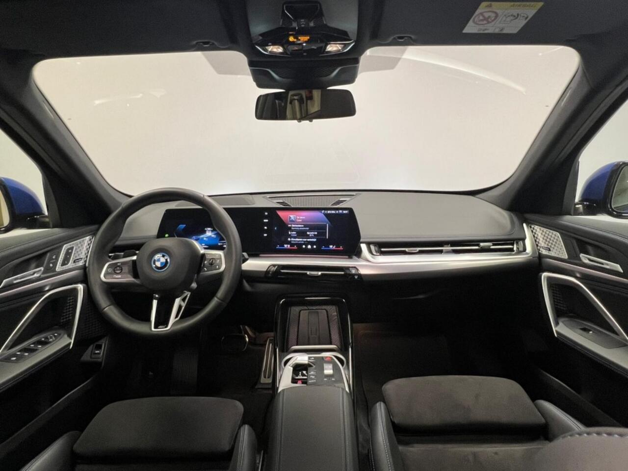 BMW iX1 xDrive30 67 kWh M Sport Edition - Pano - Trekhaak - Head-Up