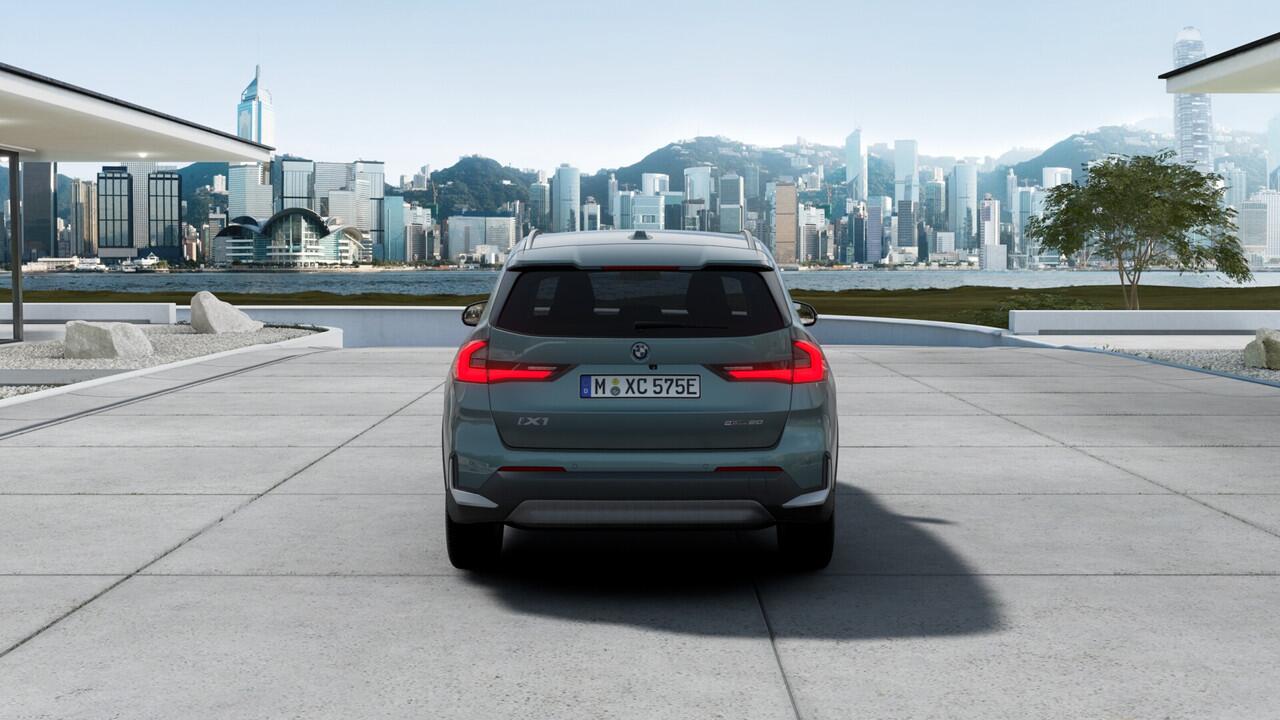 BMW iX1 eDrive20 Pure Edition / Adaptieve LED / Comfort Access / Parking Assistant / Stoelverwarming