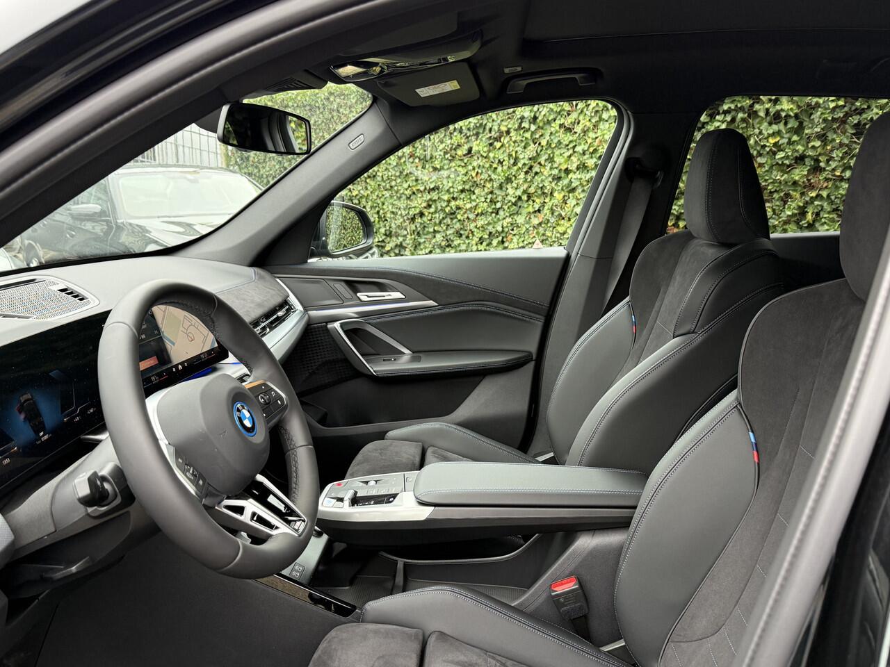 BMW iX1 eDrive20 | M-Sport | 18'' | Camera | Panorama | Getint Glas | Stoelverw.