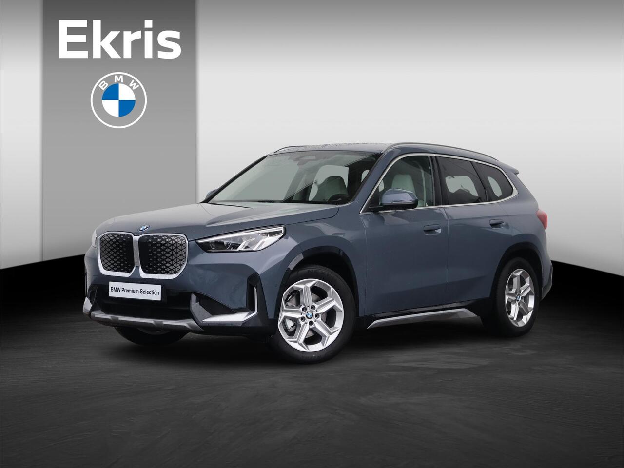 BMW iX1 eDrive20 67 kWh Nieuw/ X-Line/ Verwarmd Stuurwiel/ Sportstoelen/ Harman-Kardon/ Elektrische Trekhaak/ Achteruitrijcamera/ Stoelverwarming