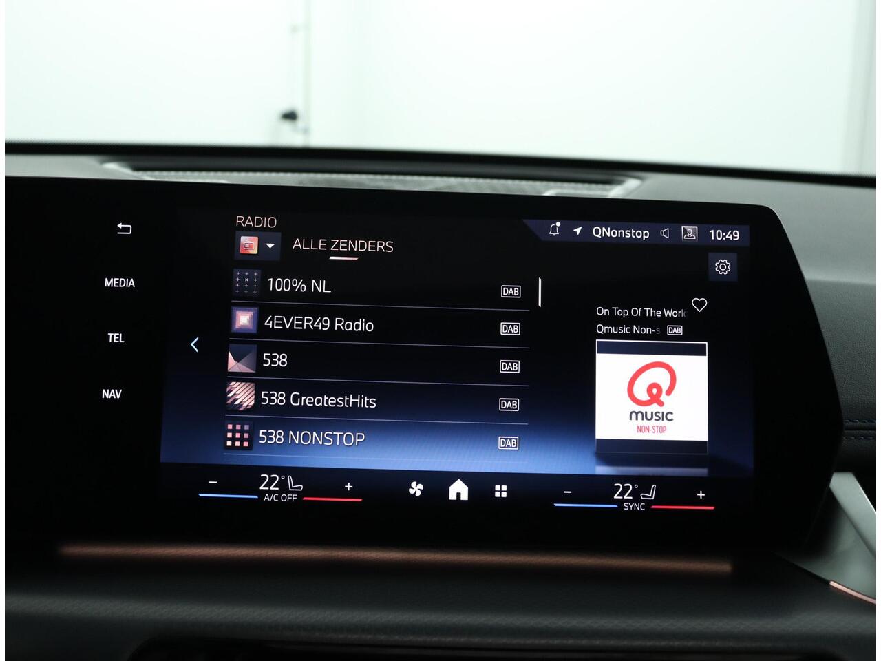 BMW iX1 eDrive20 67 kWh | M Sportpakket Pro | Comfort Access | Panoramadak | Harman-Kardon | Achteruitrijcamera | M Adaptief onderstel | Verwarmde Voorstoelen