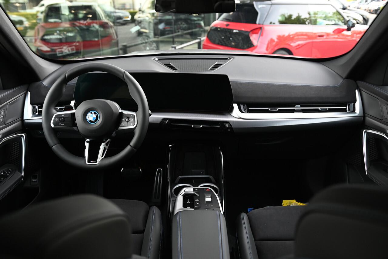BMW iX1 eDrive20 M Sport / Trekhaak / Sportstoelen / Achteruitrijcamera / Adaptieve LED / M Adaptief onderstel / Comfort Access