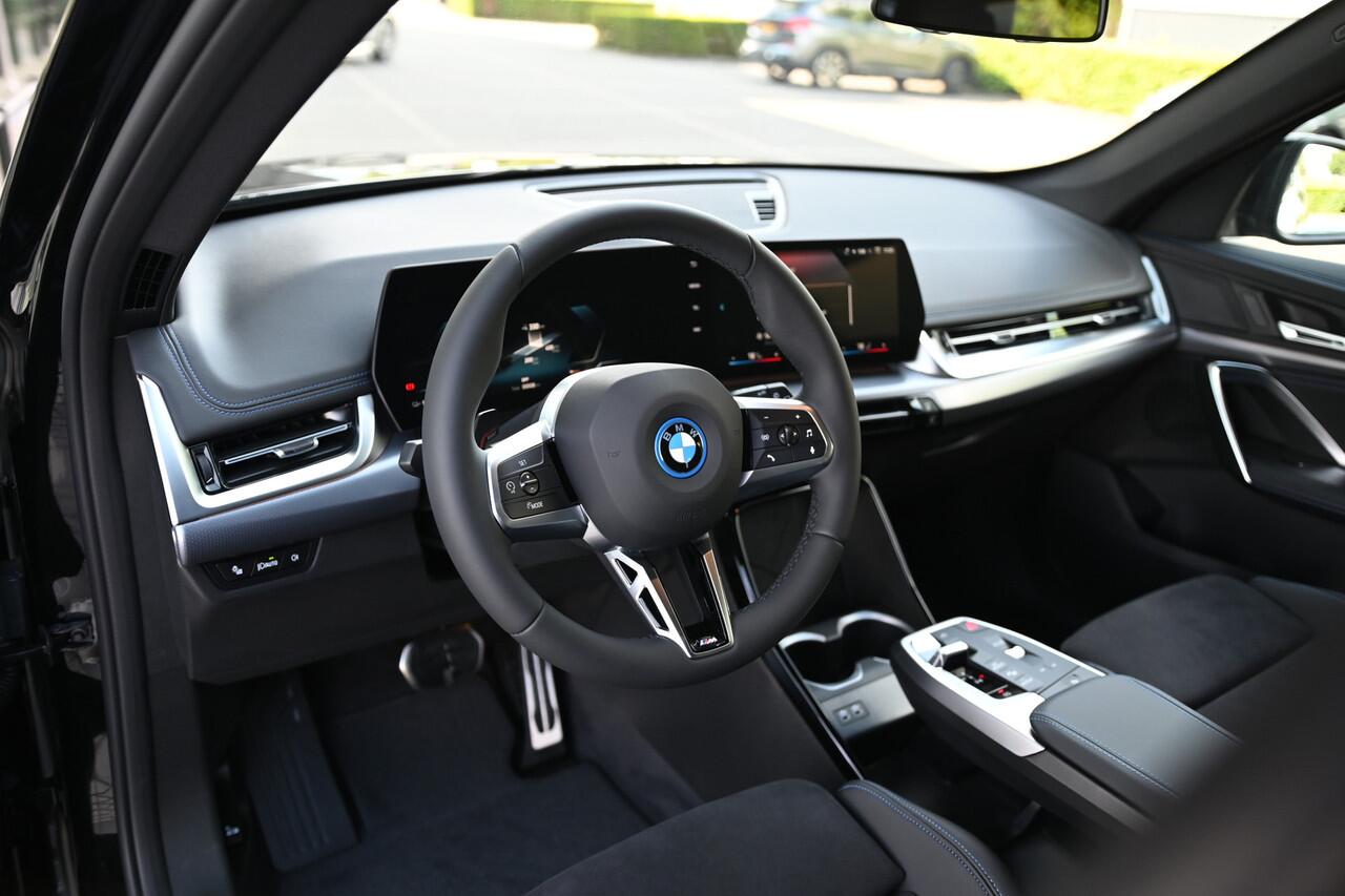 BMW iX1 eDrive20 M Sport / Sportstoelen / M Adaptief onderstel / Parking Assistant / Stoelverwarming