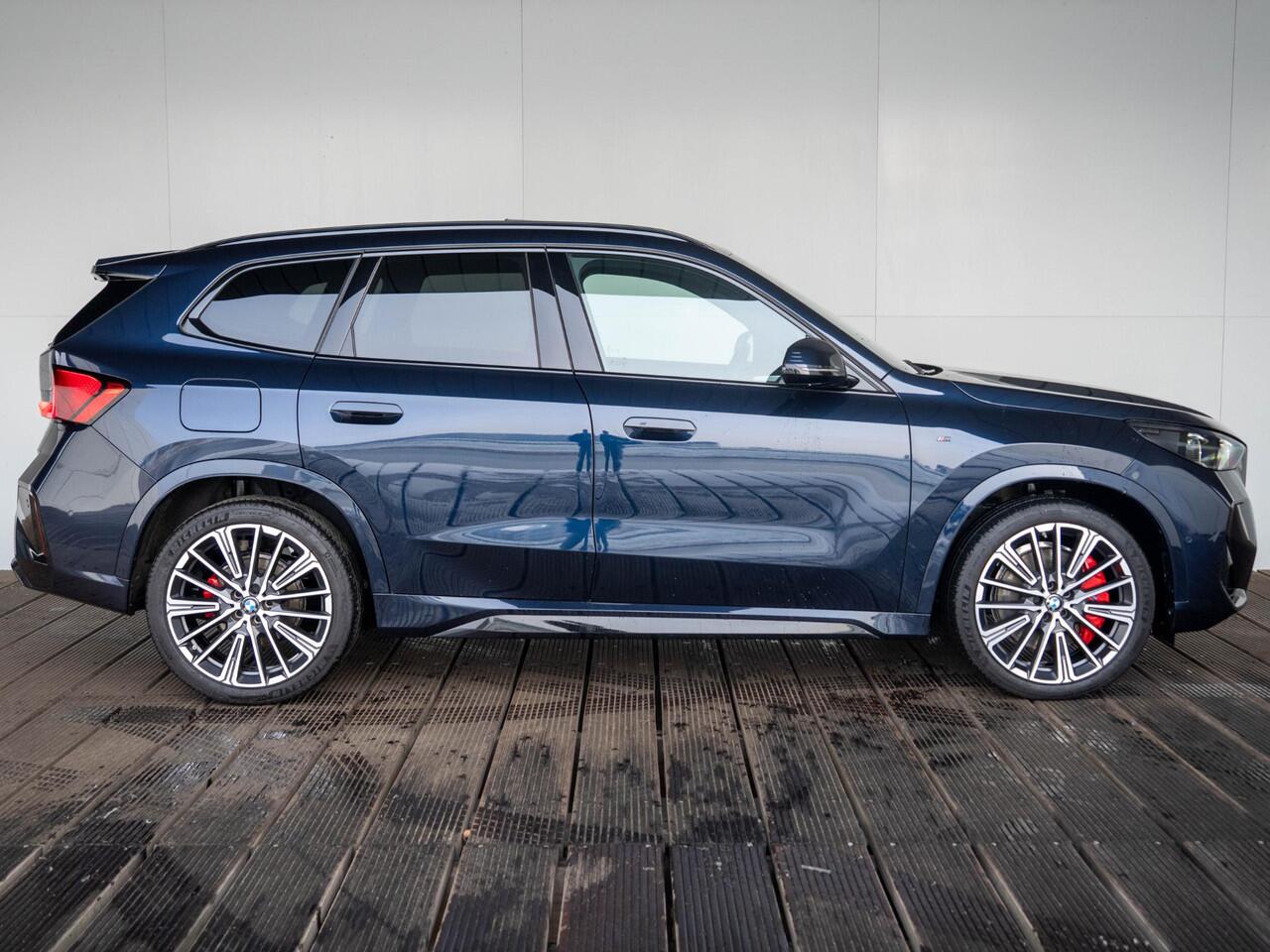 BMW iX1 eDrive20 | M Sportpakket Pro | Travel Pack | Comfort Access | Harman-Kardon | Achteruitrijcamera | Panoramadak | Stoelverwarming | 20''