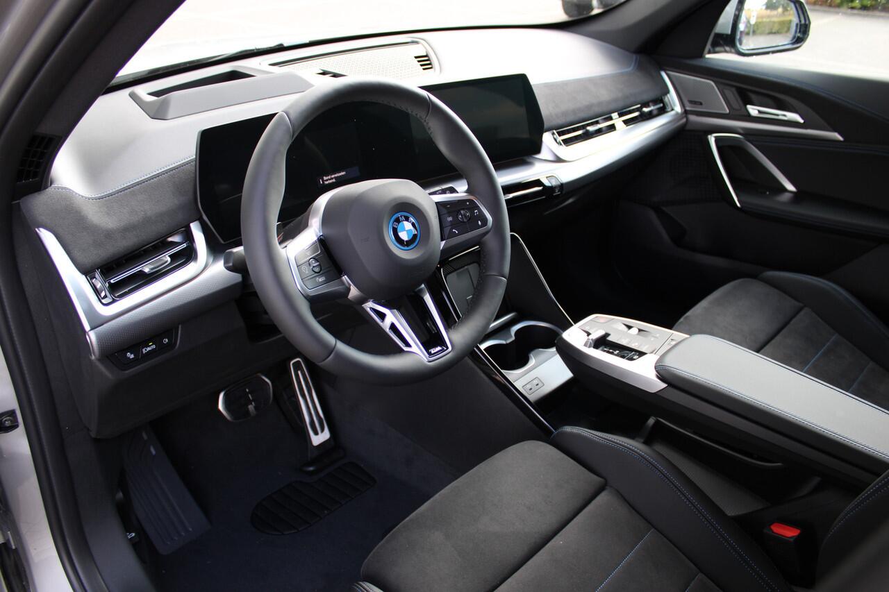 BMW iX1 eDrive20 M Sport / Sportstoelen / Achteruitrijcamera / Comfort Access / M Adaptief onderstel / Adaptieve LED / Parking Assistant / Stuurverwarming