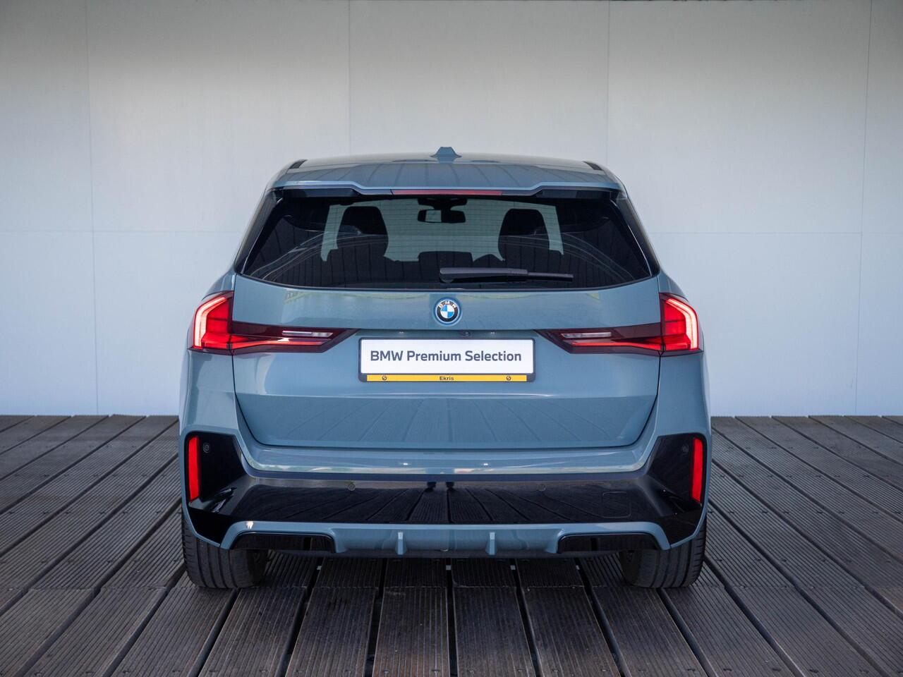 BMW iX1 xDrive30 | M Sportpakket | Parking Assistant | Isofix | Achteruitrijcamera | 18'' | Trekhaak