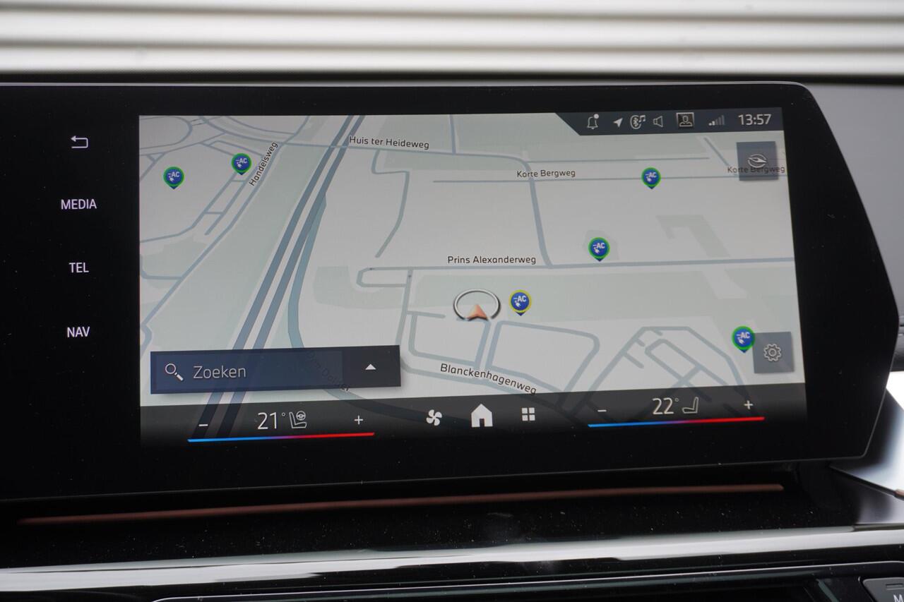 BMW iX1 eDrive20 xLine | Harman-Kardon sound system | BMW Head-Up Display | Parking Assistant Plus | Driving Assistant Plus | Comfort Pack | Trekhaak met elektrisch wegklapbare kogel | Glazen panoramadak