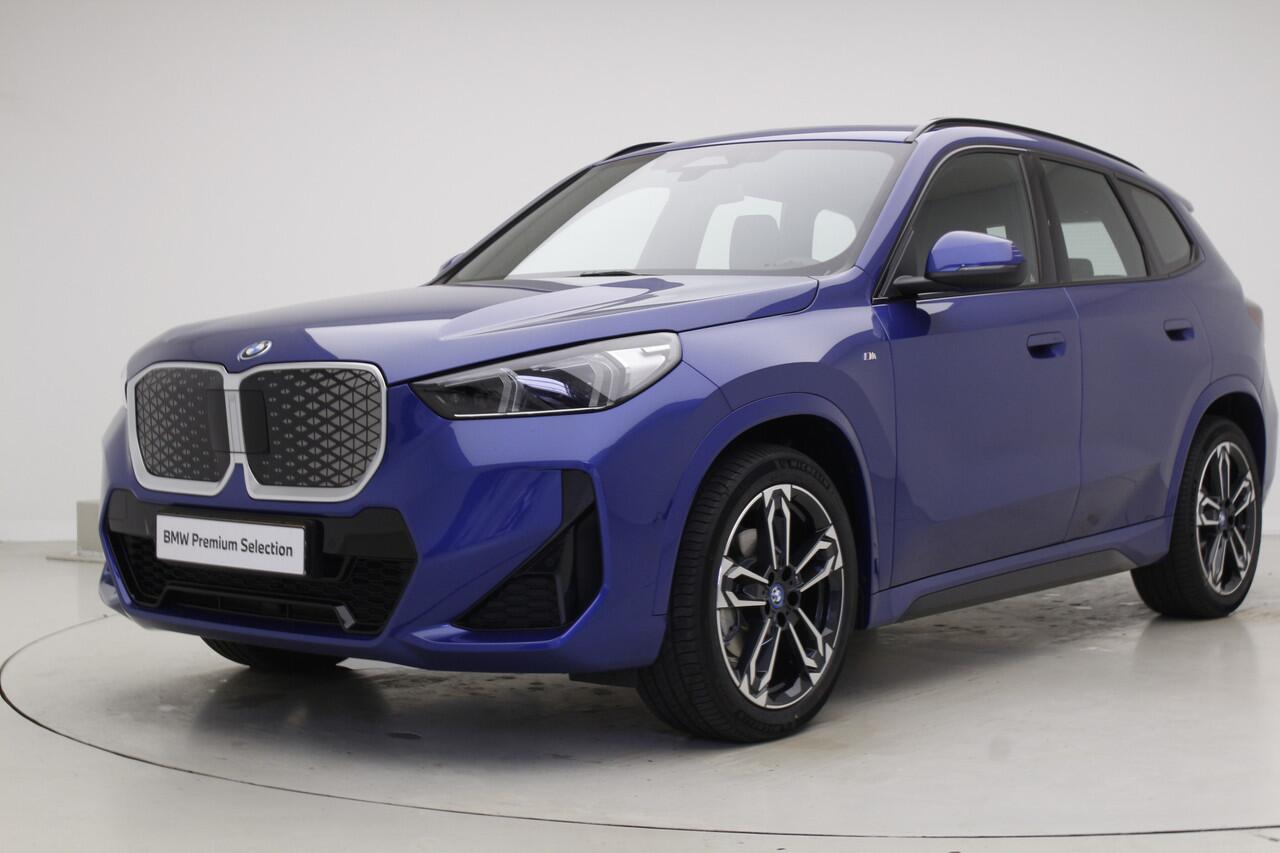 BMW iX1 eDrive20 67 kWh M-Sport | Panorama | 19" | Trekhaak | Premium Pack | Nu voor 45.895,-