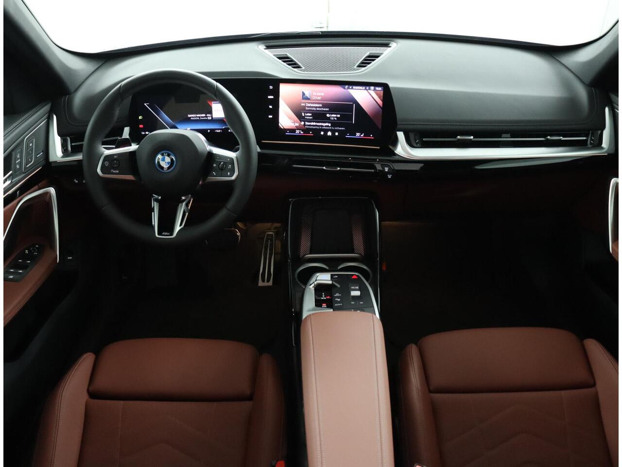 BMW iX1 eDrive20 67 kWh M Sportpakket Pro | Panoramadak | Harman-Kardon | Driving Assistant Plus | Comfort Access | 20 inch