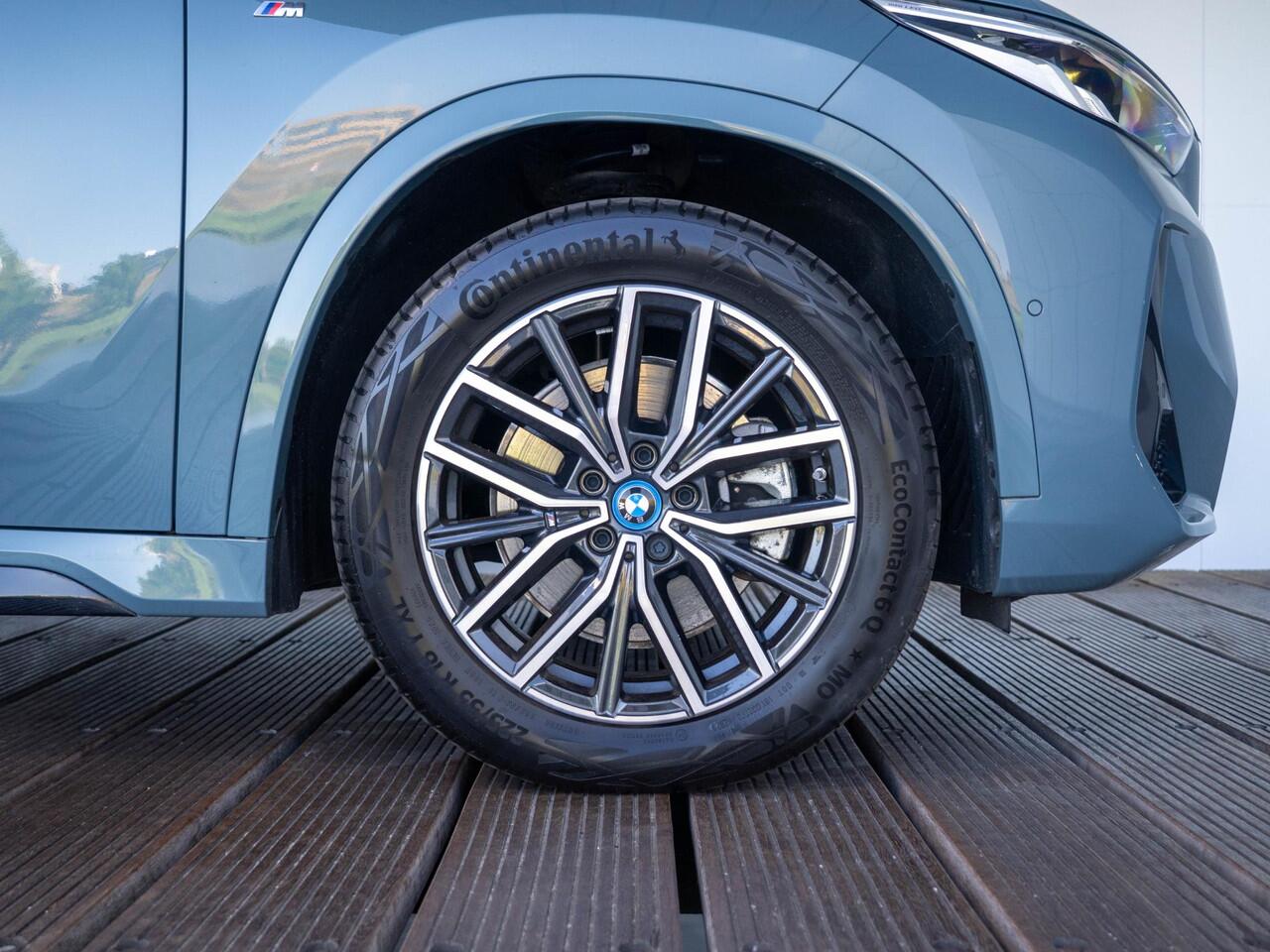 BMW iX1 xDrive30 | M Sportpakket | Parking Assistant | Isofix | Achteruitrijcamera | 18'' | Trekhaak