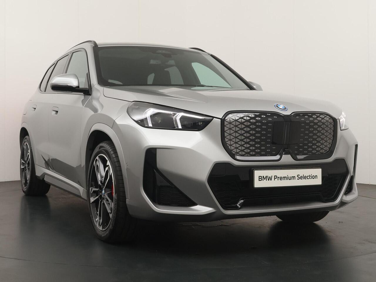 BMW iX1 eDrive20 67 kWh M-Sport Pro | Adaptive Cruise | Panoramadak | Harman Kardon | Elektrische stoelbediening | 19''