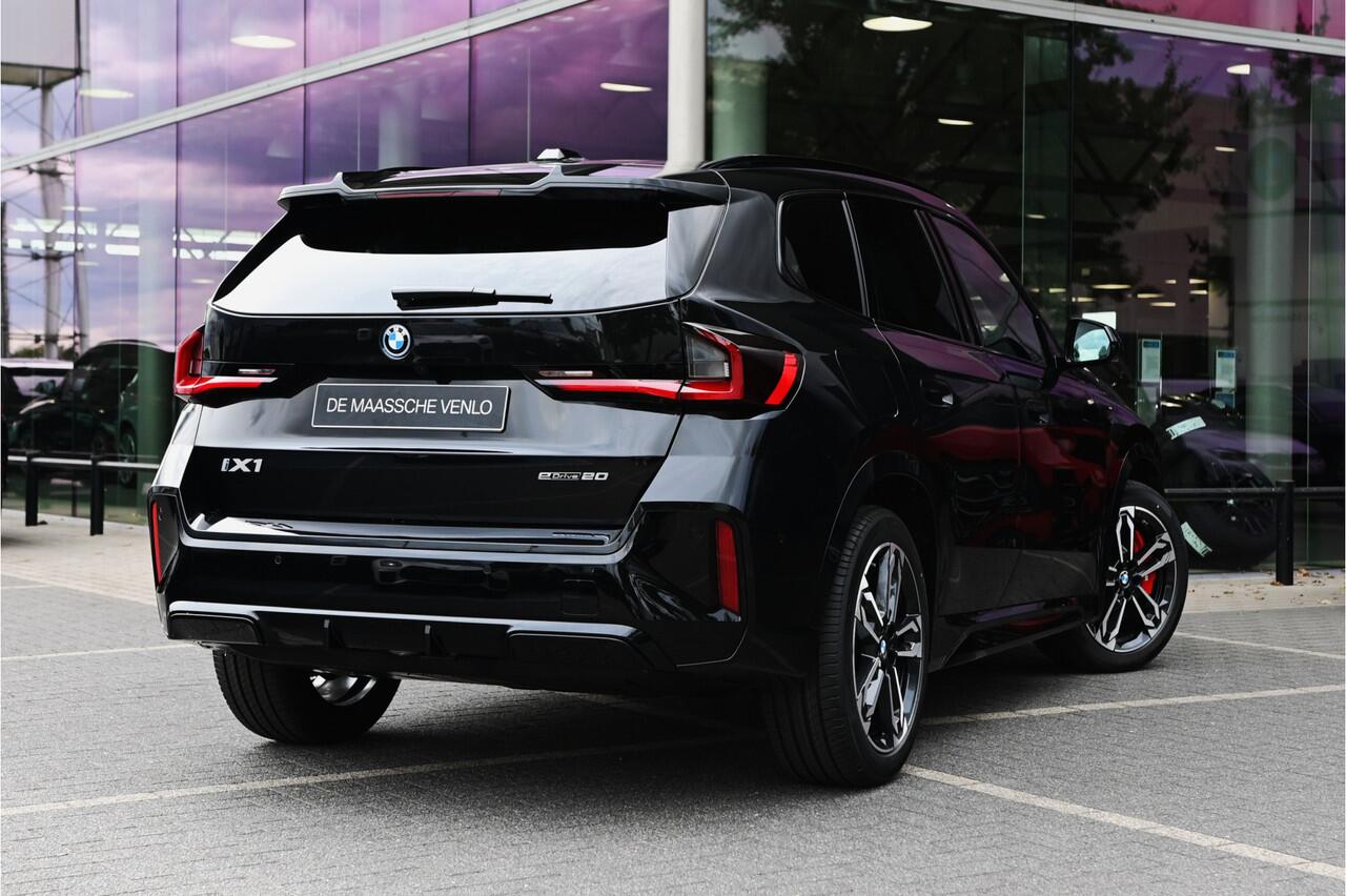 BMW iX1 eDrive20 M Sport / Panoramadak / Trekhaak / Sportstoelen / Achteruitrijcamera / M Adaptief onderstel / Comfort Access / Adaptieve LED