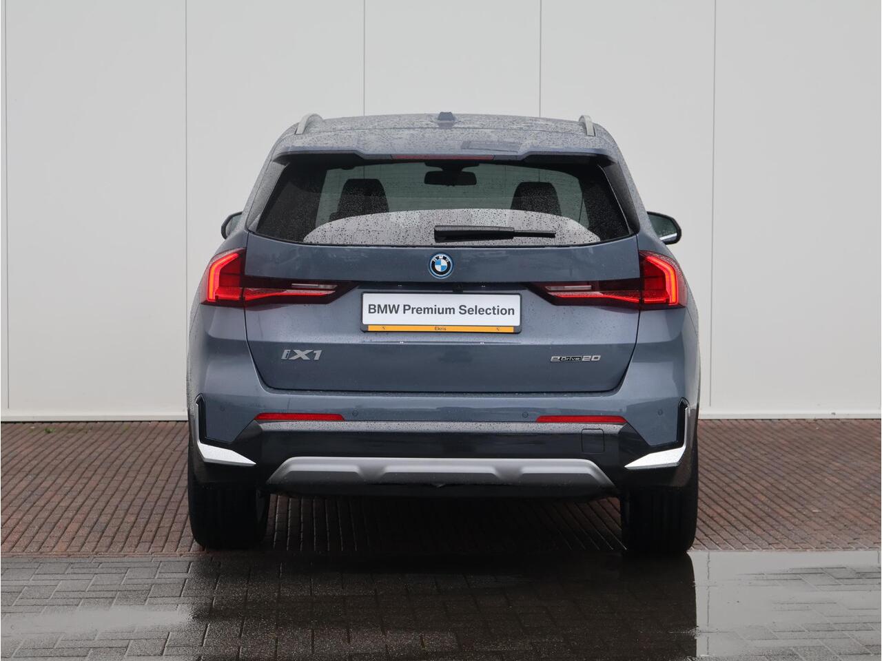 BMW iX1 eDrive20 67 kWh Nieuw/ X-Line/ Verwarmd Stuurwiel/ Sportstoelen/ Harman-Kardon/ Elektrische Trekhaak/ Achteruitrijcamera/ Stoelverwarming