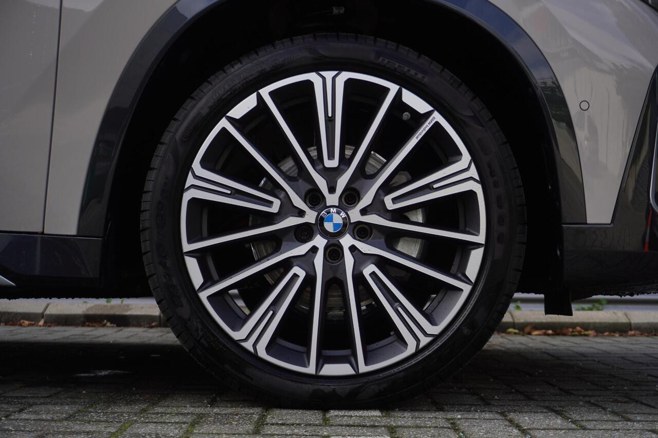 BMW iX1 eDrive20 xLine | Harman-Kardon sound system | BMW Head-Up Display | Parking Assistant Plus | Driving Assistant Plus | Comfort Pack | Trekhaak met elektrisch wegklapbare kogel | Glazen panoramadak