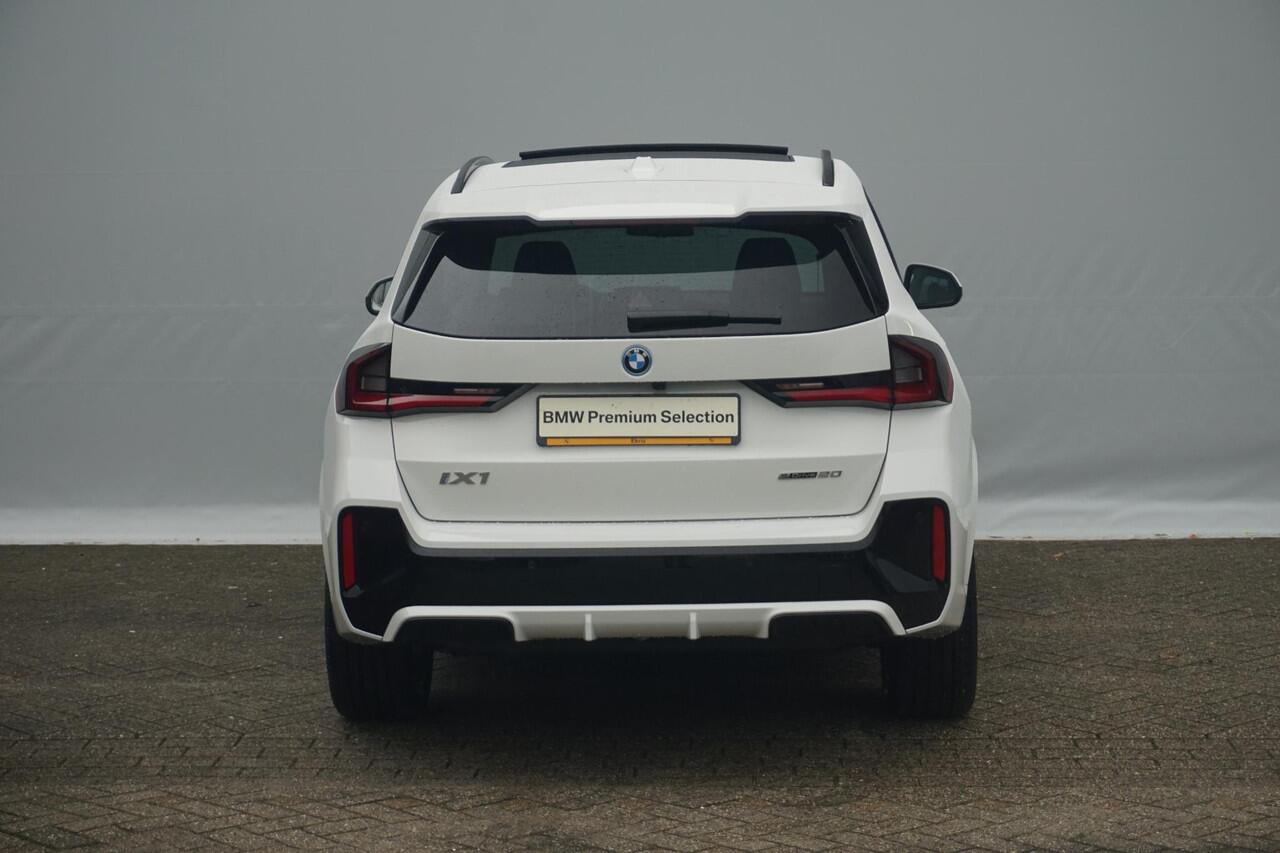 BMW iX1 eDrive20 M Sport | Trekhaak / Panoramadak / Harman Kardon / Cruise control adaptief met Stop&Go / Comfort Access