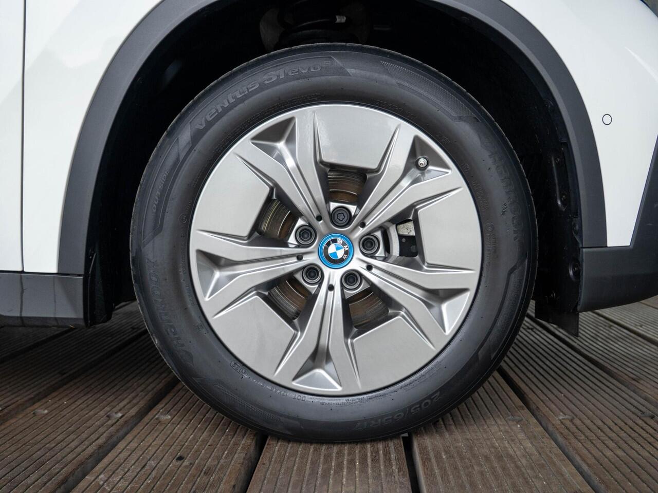 BMW iX1 xDrive30 | Driving Assistant Plus | Achteruitrijcamera | Sportstoelen | PDC | 17''