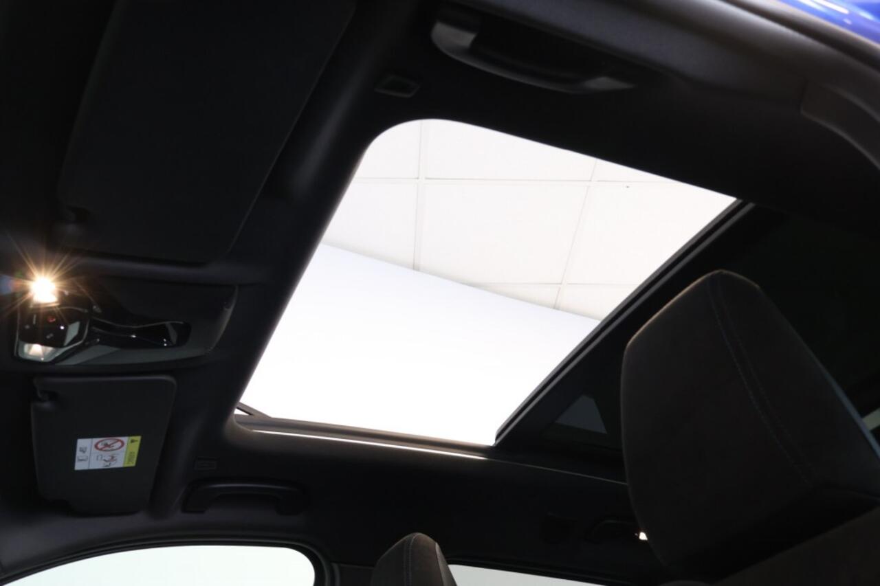 BMW iX1 xDrive30 67 kWh M Sport Edition - Pano - Trekhaak - Head-Up