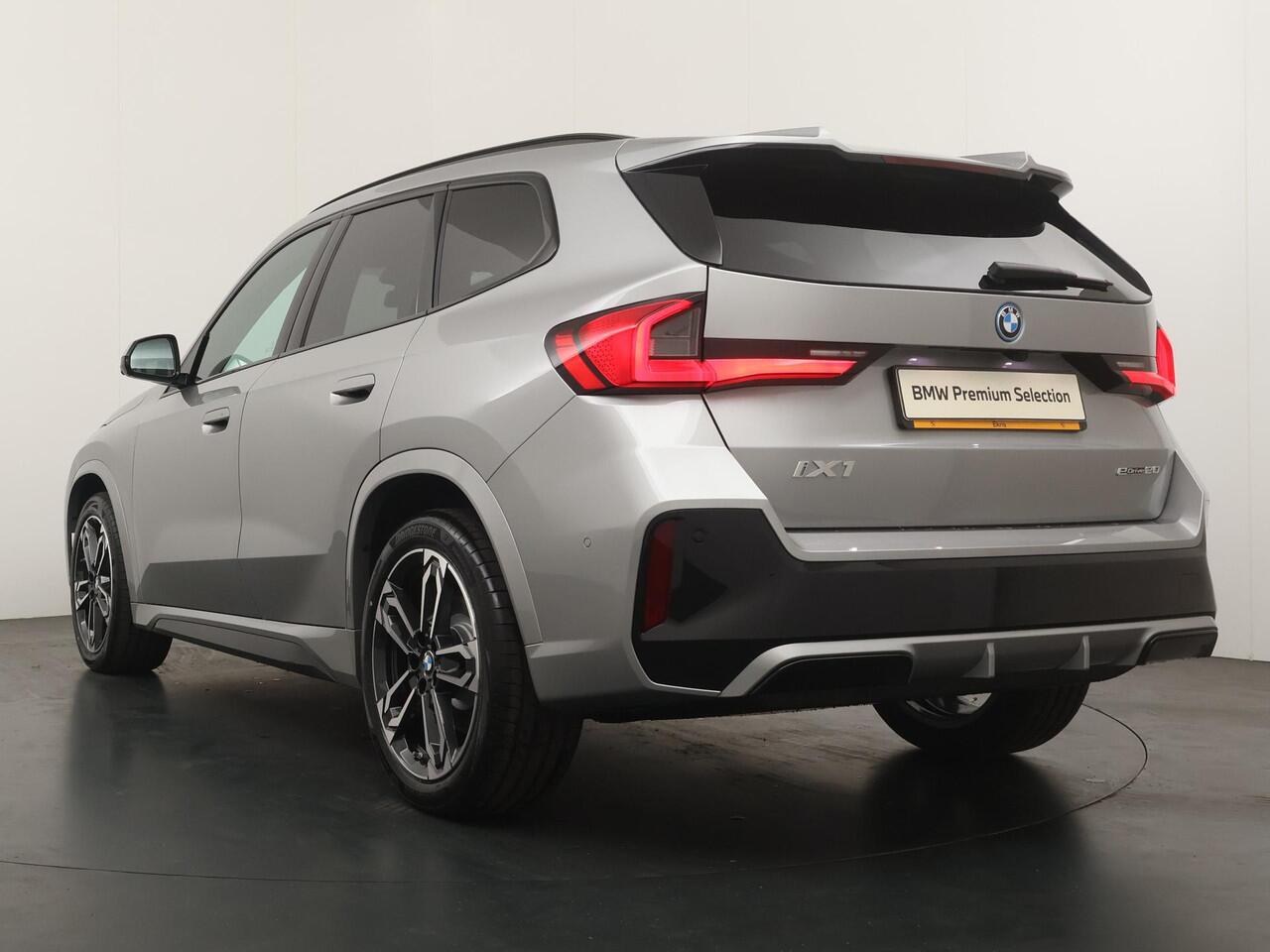 BMW iX1 eDrive20 67 kWh M-Sport Pro | Adaptive Cruise | Panoramadak | Harman Kardon | Elektrische stoelbediening | 19''