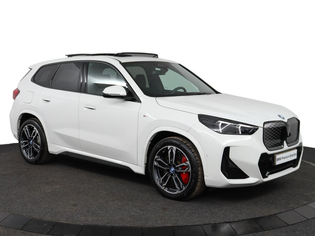 BMW iX1 eDrive20 67 kWh | M Sportpakket Pro | Comfort Access | Panoramadak | Harman-Kardon | Achteruitrijcamera | M Adaptief onderstel | Verwarmde Voorstoelen