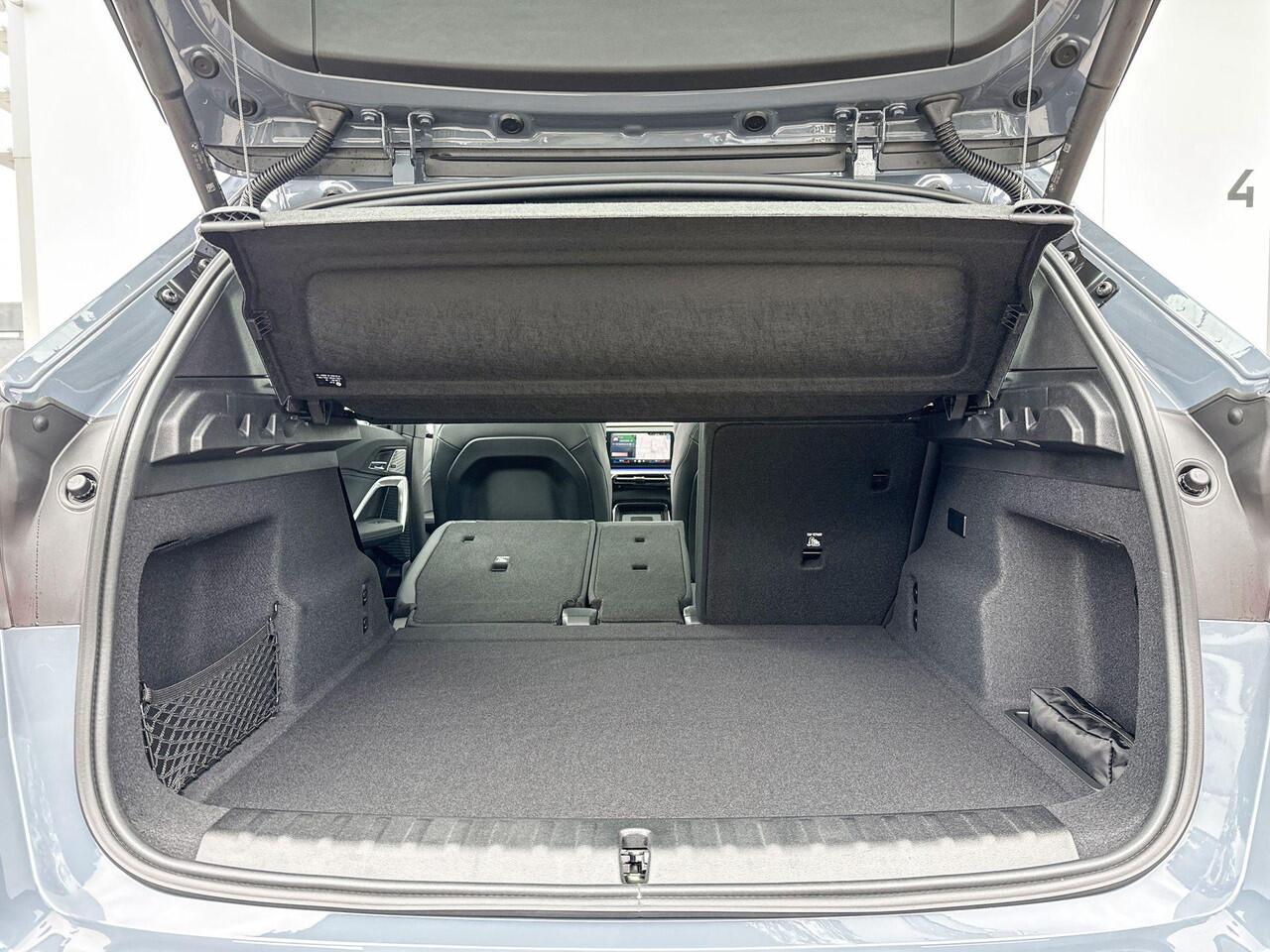 BMW iX1 eDrive20 M Sport Pro / Harman Kardon / Glazen Schuifdak / Head-Up / Driving Assistant Professional / Stoelverwarming / Stuurwielrandverwarming / 19 Inch