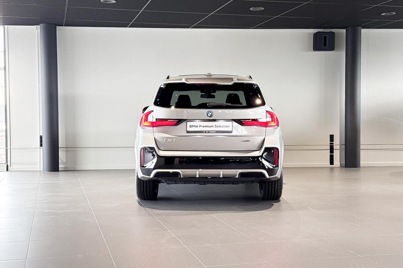 BMW iX1 eDrive20 67 kWh | M Sport | Glazen Panoramadak | Harman Kardon | Trekhaak |