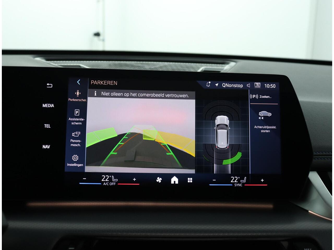 BMW iX1 eDrive20 67 kWh | M Sportpakket Pro | Comfort Access | Panoramadak | Harman-Kardon | Achteruitrijcamera | M Adaptief onderstel | Verwarmde Voorstoelen