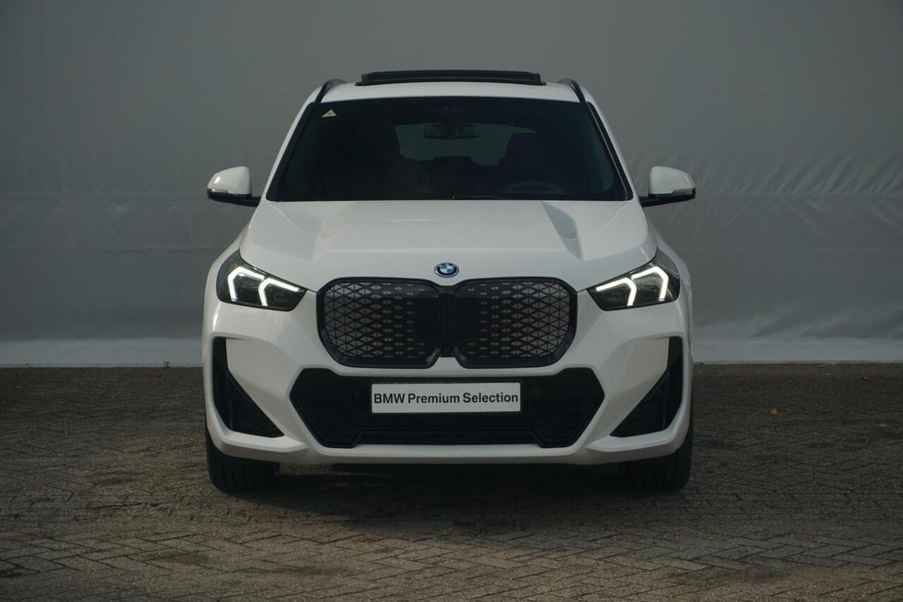 BMW iX1 eDrive20 M Sport Pro | Trekhaak / Head-up / Harman Kardon / Comfortstoelen Elektrische Stoelen met geheugen + Massagefunctie / Rondomzicht camera / Cruise control adaptief