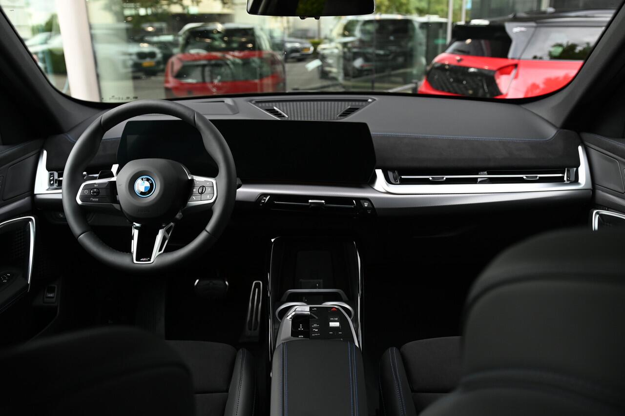 BMW iX1 eDrive20 M Sport / Panoramadak / Trekhaak / Sportstoelen / Achteruitrijcamera / M Adaptief onderstel / Comfort Access / Adaptieve LED