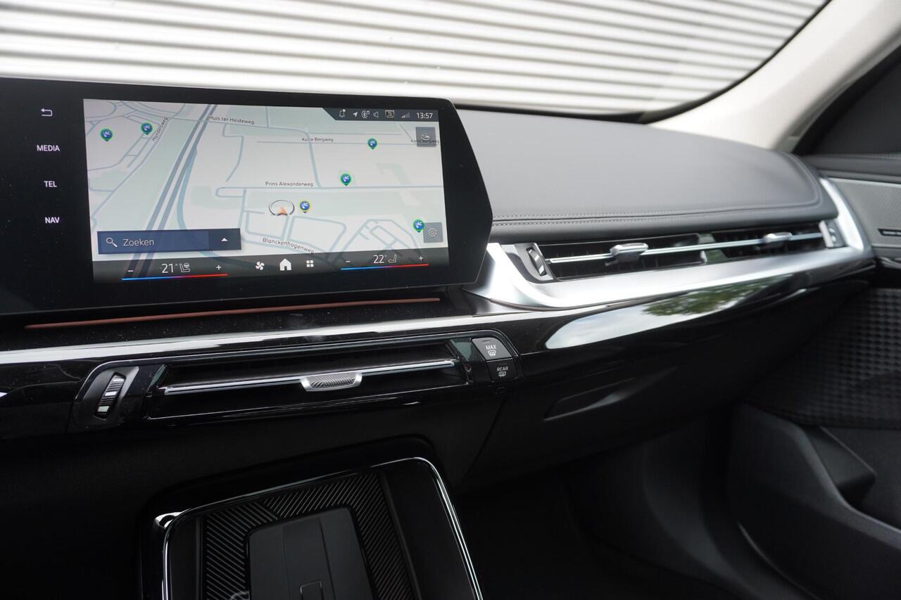 BMW iX1 eDrive20 xLine | Harman-Kardon sound system | BMW Head-Up Display | Parking Assistant Plus | Driving Assistant Plus | Comfort Pack | Trekhaak met elektrisch wegklapbare kogel | Glazen panoramadak