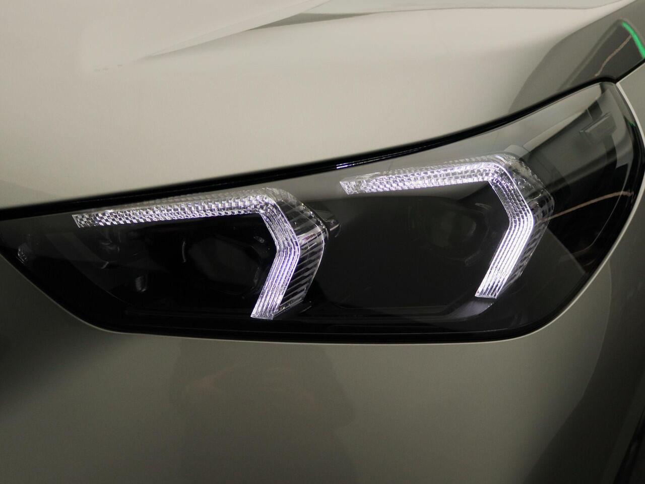 BMW iX1 eDrive20 M Sportpakket Pro | Premium Pack | Comfort Pack | Stuurwielrand Verwarmd | Panoramadak | Elektrisch Verstelbare Sportstoelen | Harman Kardon | 20''