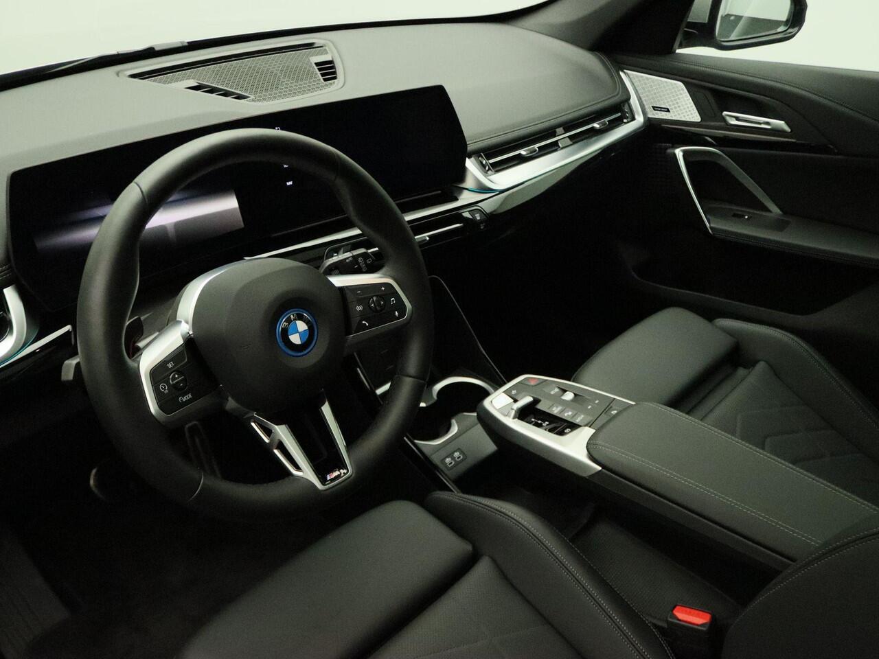 BMW iX1 eDrive20 M Sportpakket Pro | Premium Pack | Comfort Pack | Stuurwielrand Verwarmd | Panoramadak | Elektrisch Verstelbare Sportstoelen | Harman Kardon | 20''