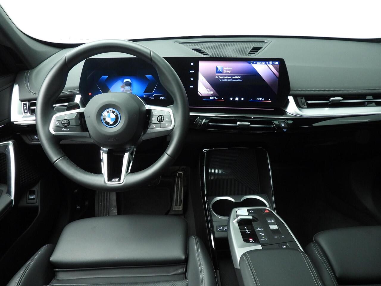 BMW iX1 xDrive30 | M-Sportpakket | LED | Leder | Navigatie | Schuifdak | Stoelverwarming | DAB | Alu 19 inch